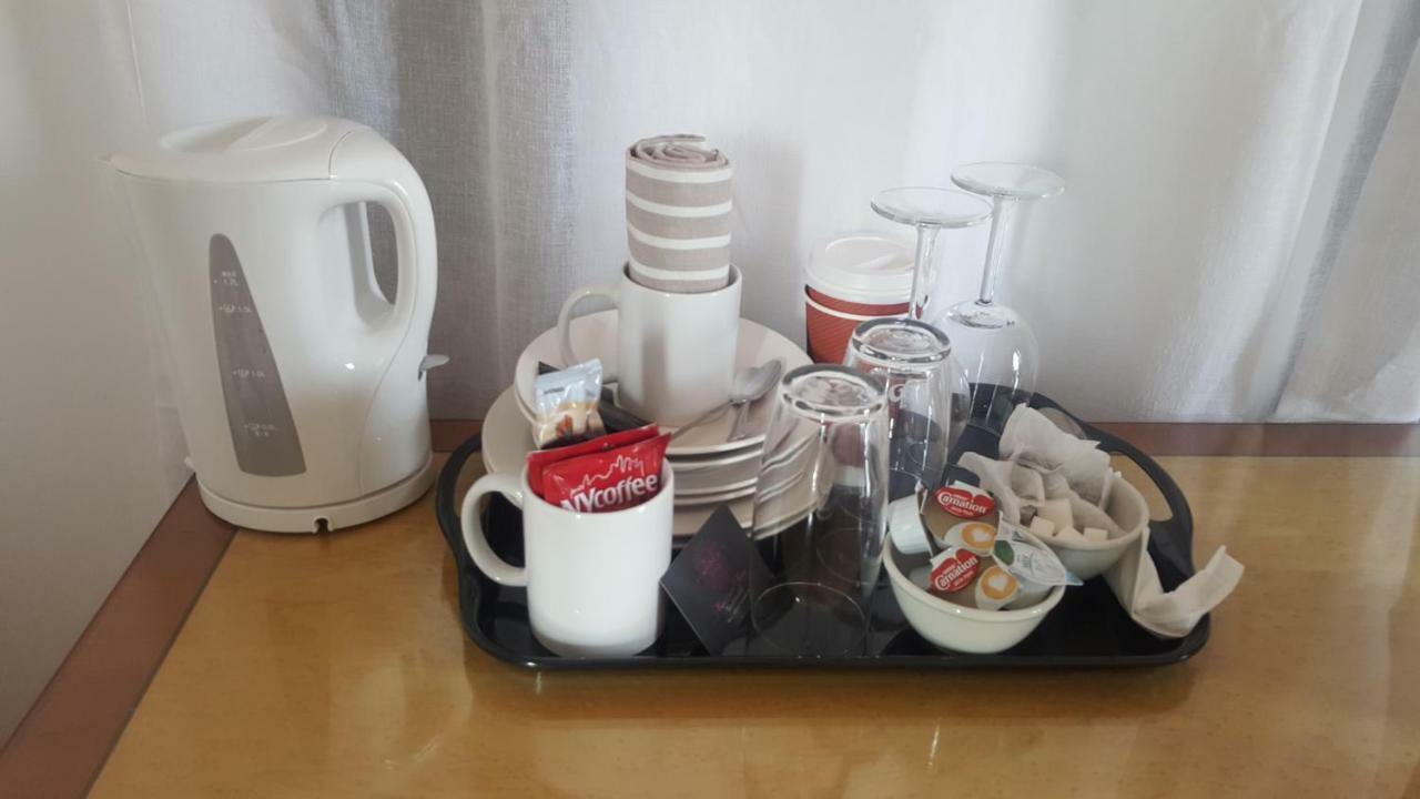 Haya Guest House Oldbury  Eksteriør bilde